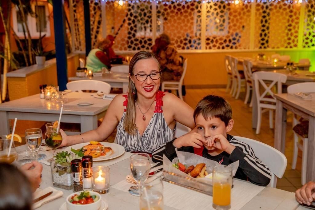 Ein Restaurant mit gedeckten Tischen, das eine Auswahl an Speisen und Getränken bietet.