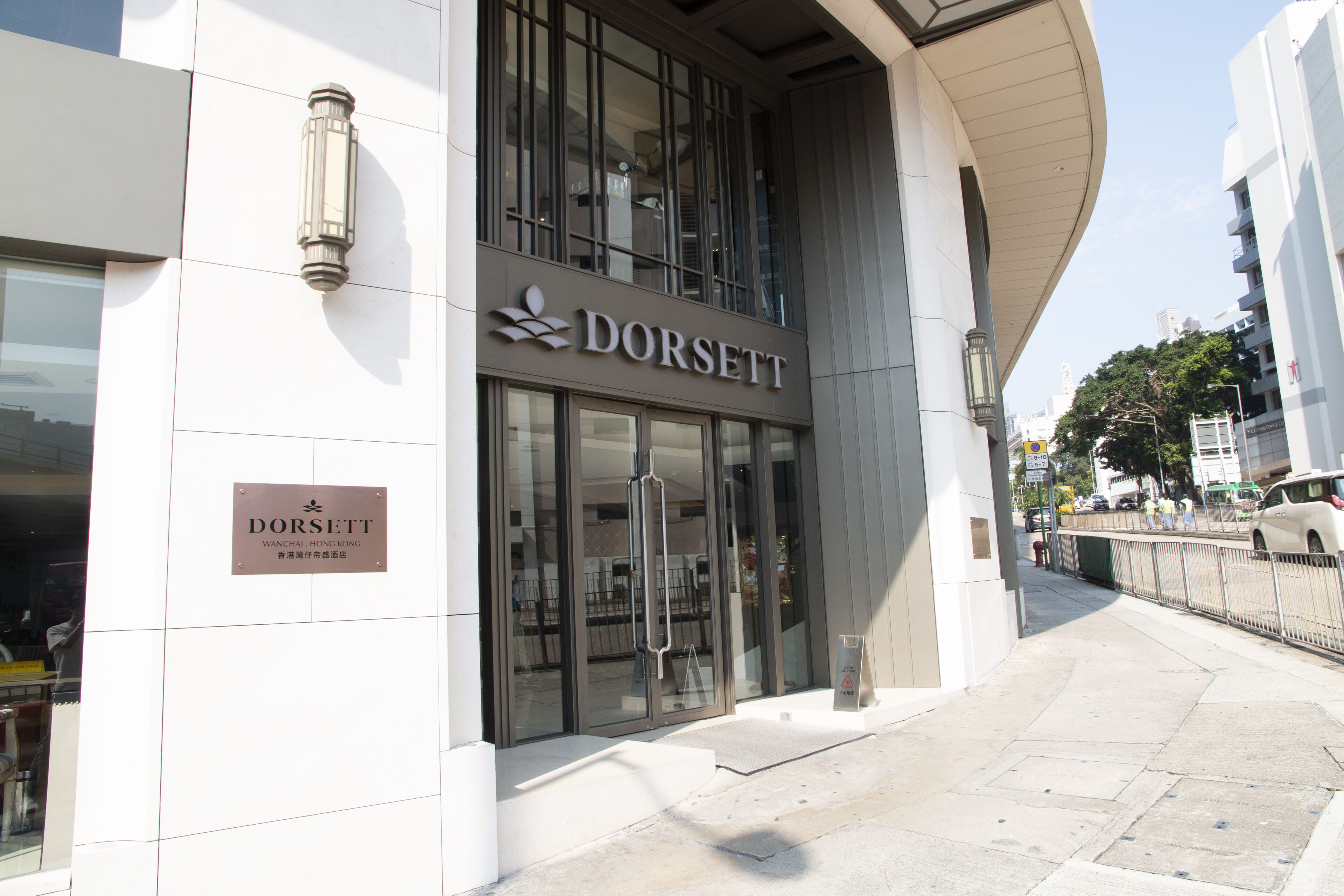 Un bâtiment moderne dont la façade affiche en grand le nom « DORSETT ».