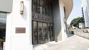Un edificio moderno con la scritta 'DORSETT' ben visibile sulla facciata.