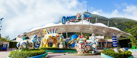 Una entrada colorida con un letrero que dice 'Ocean Park Hong Kong'.