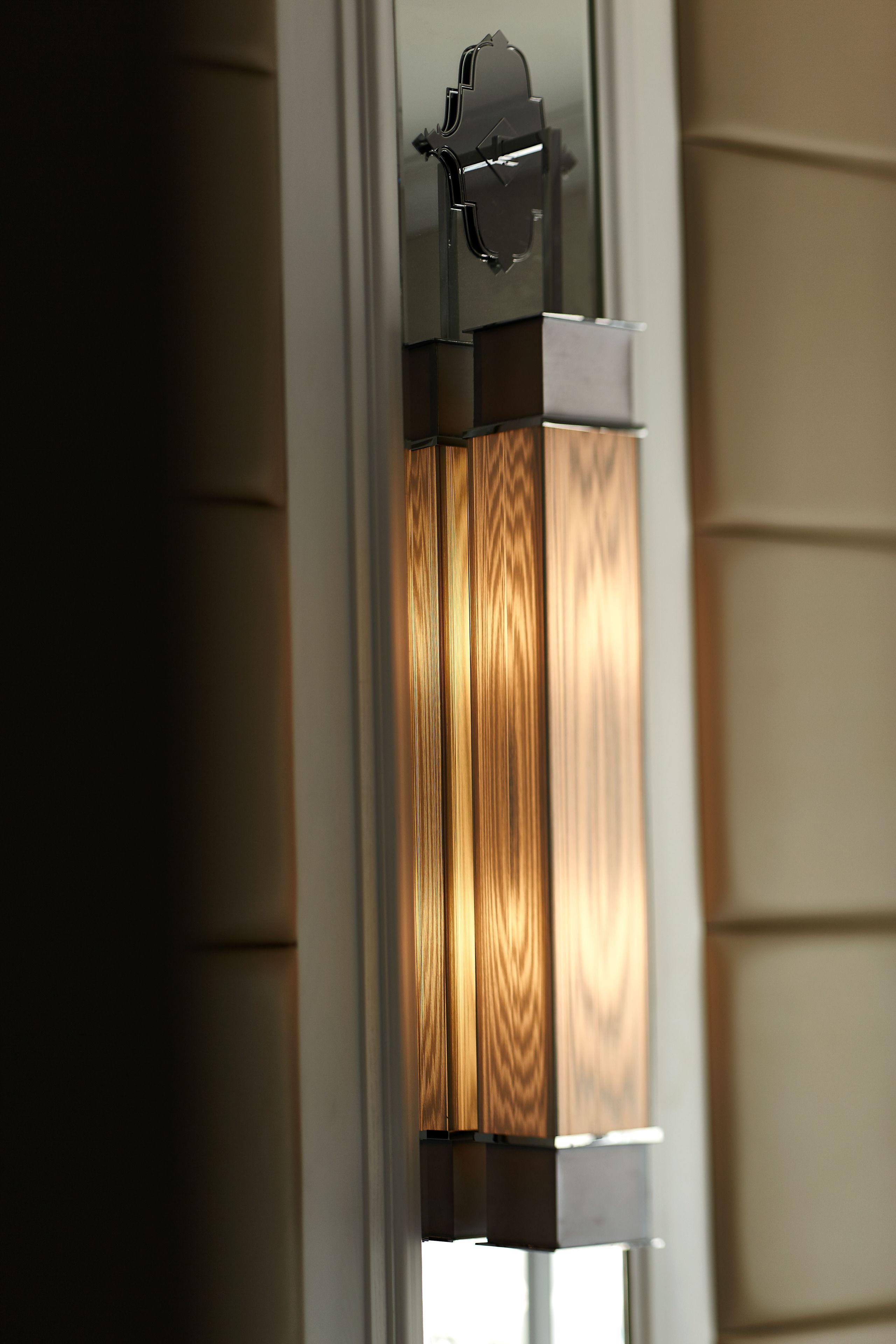 Eine moderne Tür mit vertikaler Holzvertäfelung und einem Metallgriff.