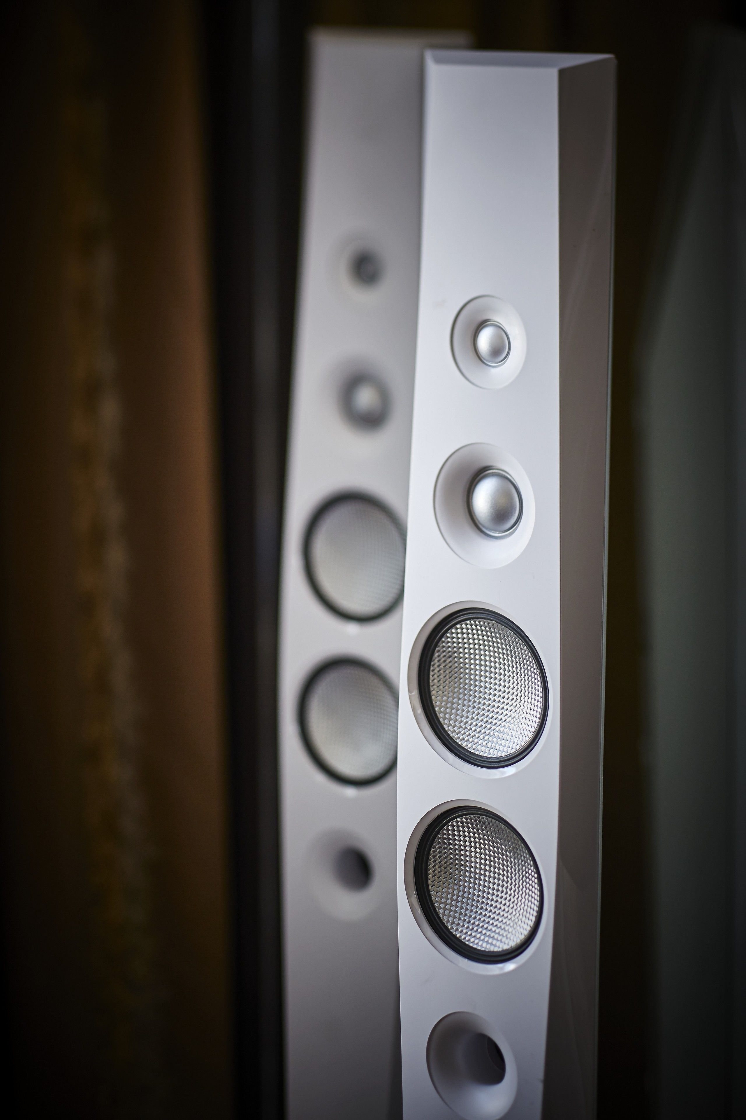 Gros plan d’une grille de haut-parleur comportant plusieurs ouvertures circulaires.