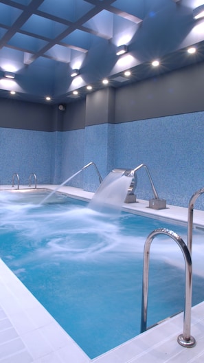 Piscina coberta (horari: 10:00-19:00) i gandules