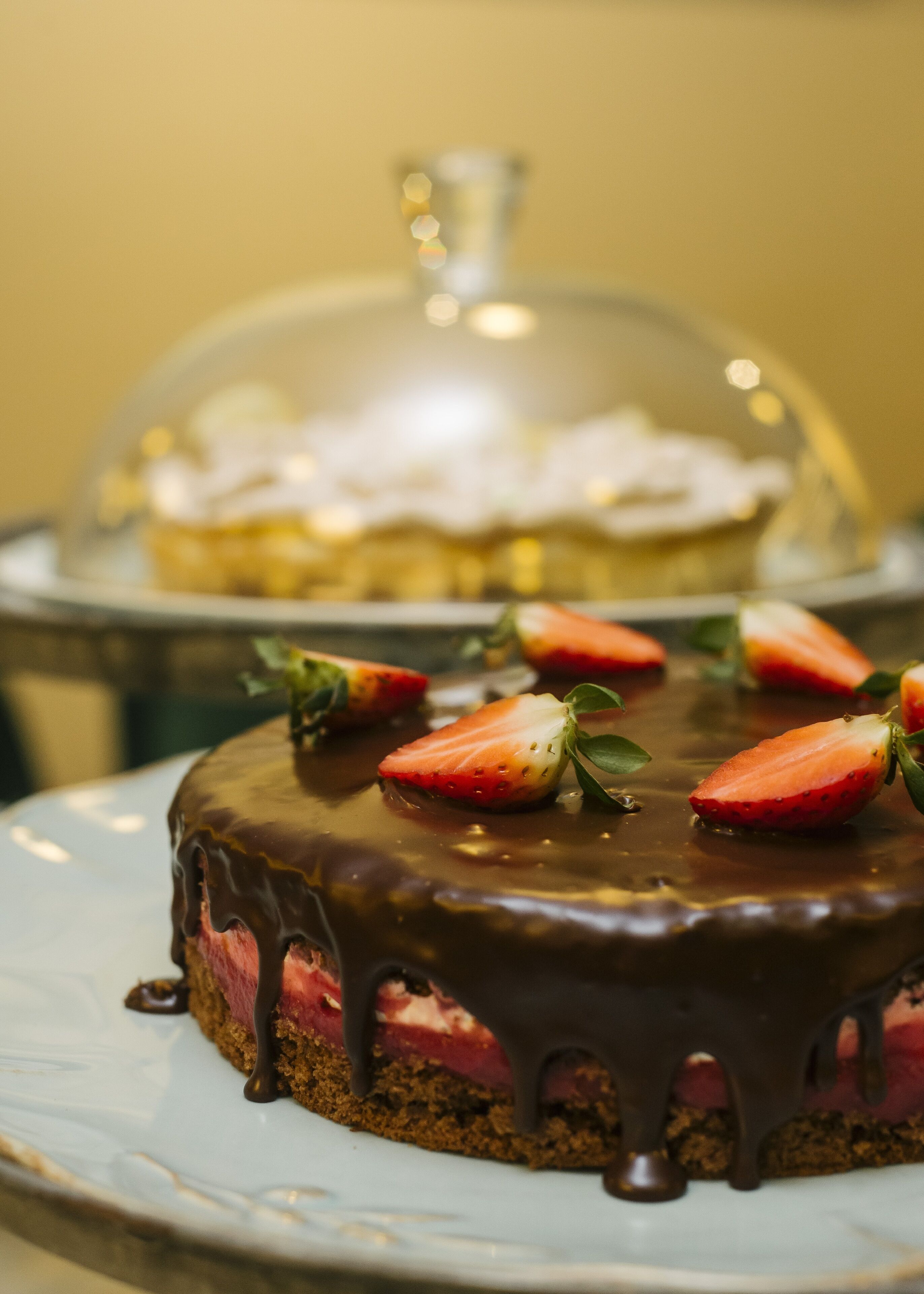 Un dessert aux fraises, présenté dans une assiette.