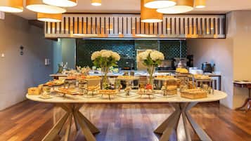 Serveert ontbijt, lunch, diner, Portugese gerechten