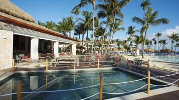 7 restaurants; breakfast, lunch and dinner served