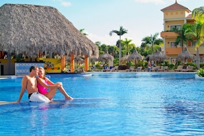 5 outdoor pools, open 9:00 AM to 6:00 PM, pool umbrellas, pool loungers
