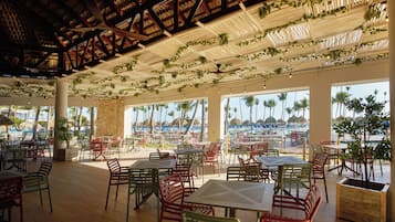 7 restaurantes; se sirven desayunos, comidas y cenas
