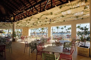 7 restaurants; breakfast, lunch, and dinner served