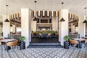 7 restaurants; breakfast, lunch, and dinner served