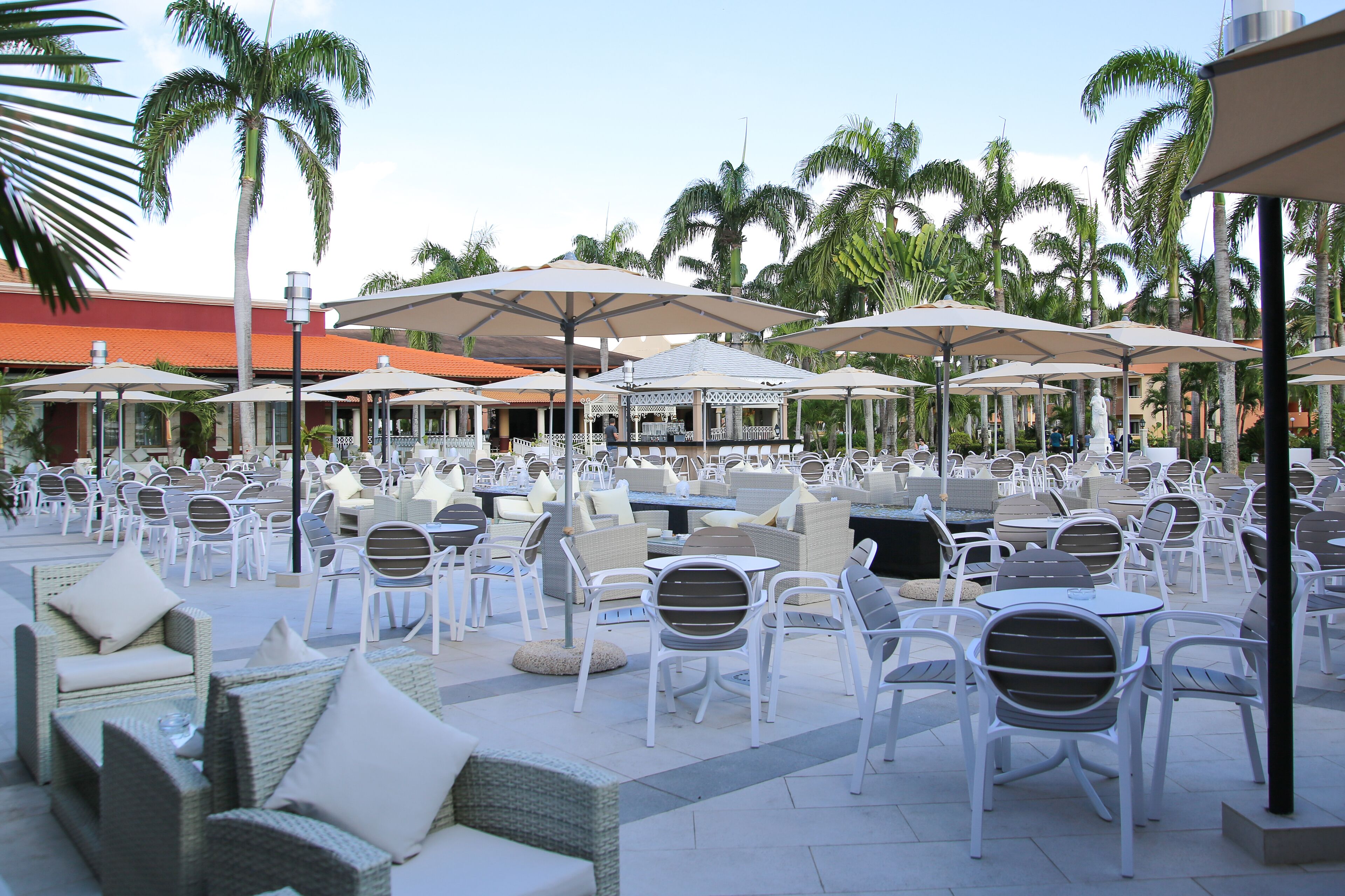 8 quầy bar/khu lounge, 2 quầy bar ngay sát hồ bơi 