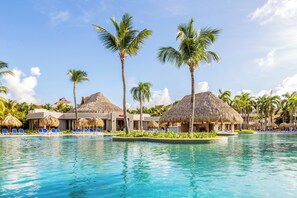 5 室外游泳池,09:00 至 18:00 开放,池畔遮阳伞,日光浴躺椅