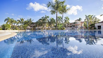 5 outdoor pools, open 9:00 AM to 6:00 PM, pool umbrellas, sun loungers