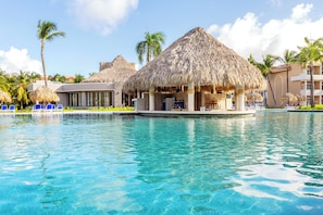 8 bares o lounges, 2 bares en la alberca, 2 bares junto a la alberca