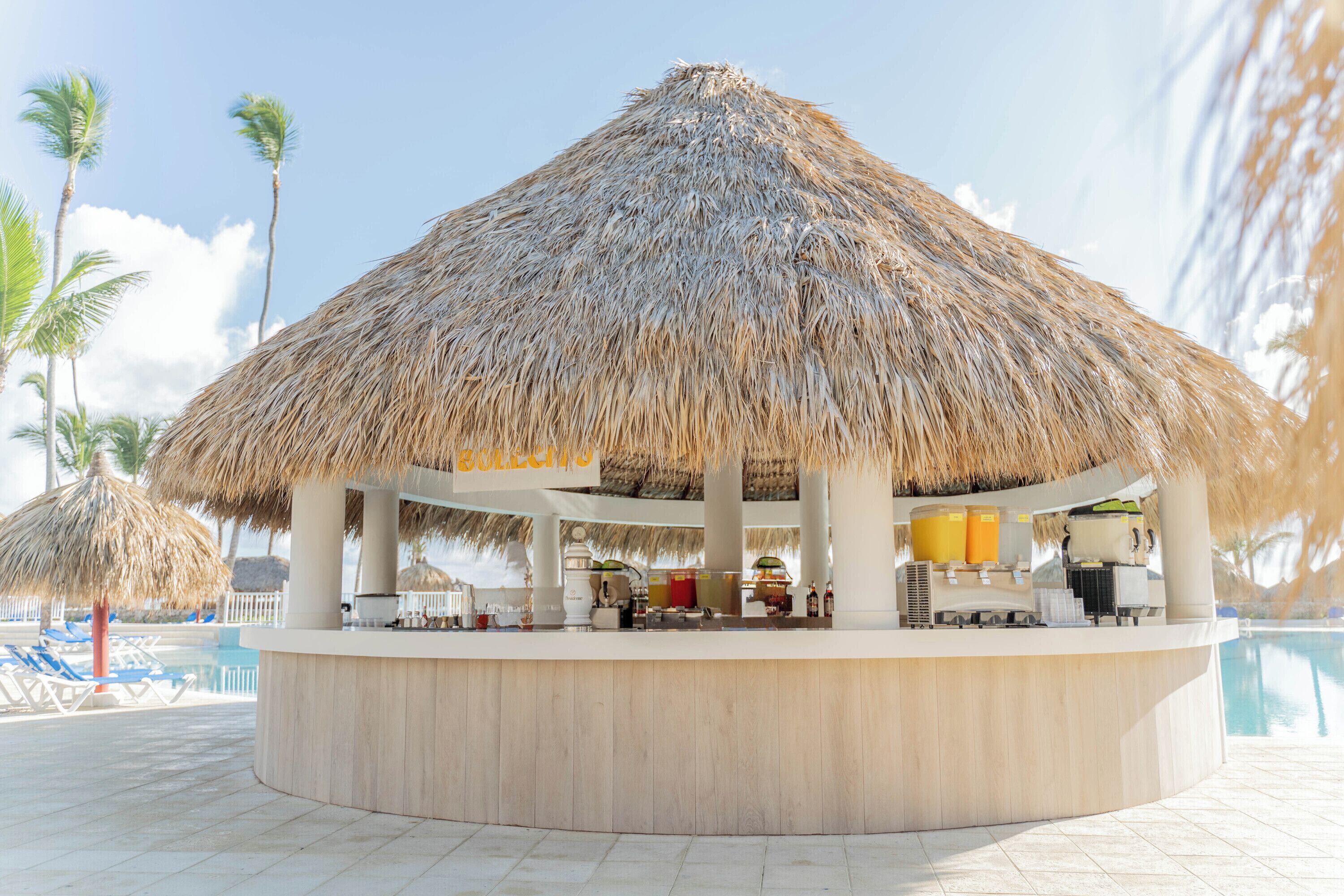 Bar junto a la piscina