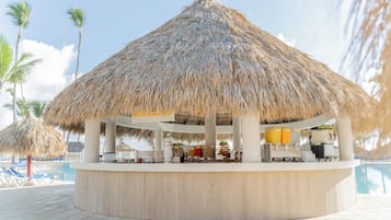 Bar junto a la piscina
