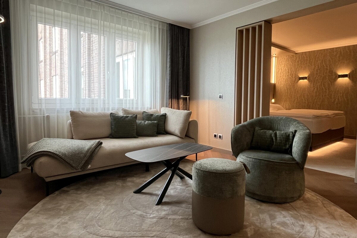 Deluxe kamer, 1 tweepersoonsbed | Hypoallergeen beddengoed, een minibar, een kluis op de kamer, een bureau