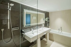 Habitación Deluxe, 1 cama matrimonial | Ropa de cama hipoalergénica y minibar 