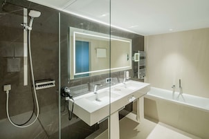 Habitación Deluxe, 1 cama doble | Ropa de cama hipoalergénica, minibar, caja fuerte y escritorio