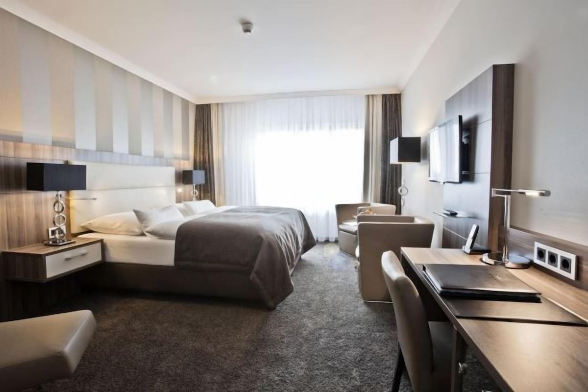 Literie hypoallergénique, minibar, coffres-forts dans les chambres