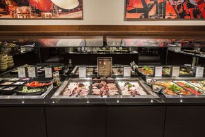 A buffet with various food items and condiments. - Best Western Plus Hotel Böttcherhof (Hamburg)