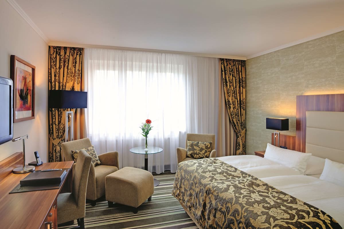 Business Room, 1 Double Bed | Hypo-allergenic bedding, minibar, in-room safe, desk