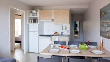 Huoneisto (Apartment 3 chambres 8 person) | Yksityinen keittiö | Jääkaappi, mikroaaltouuni, liesi, astianpesukone