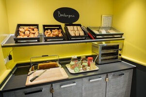 Une vitrine de boulangerie présentant divers produits de boulangerie et accompagnements.