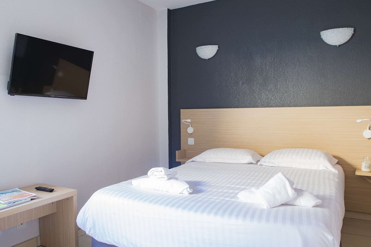 Een strijkplank/strijkijzer, gratis babybedden, gratis wifi