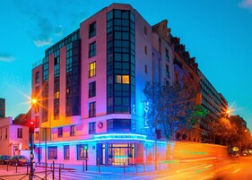 Fachada de la propiedad por la tarde o noche