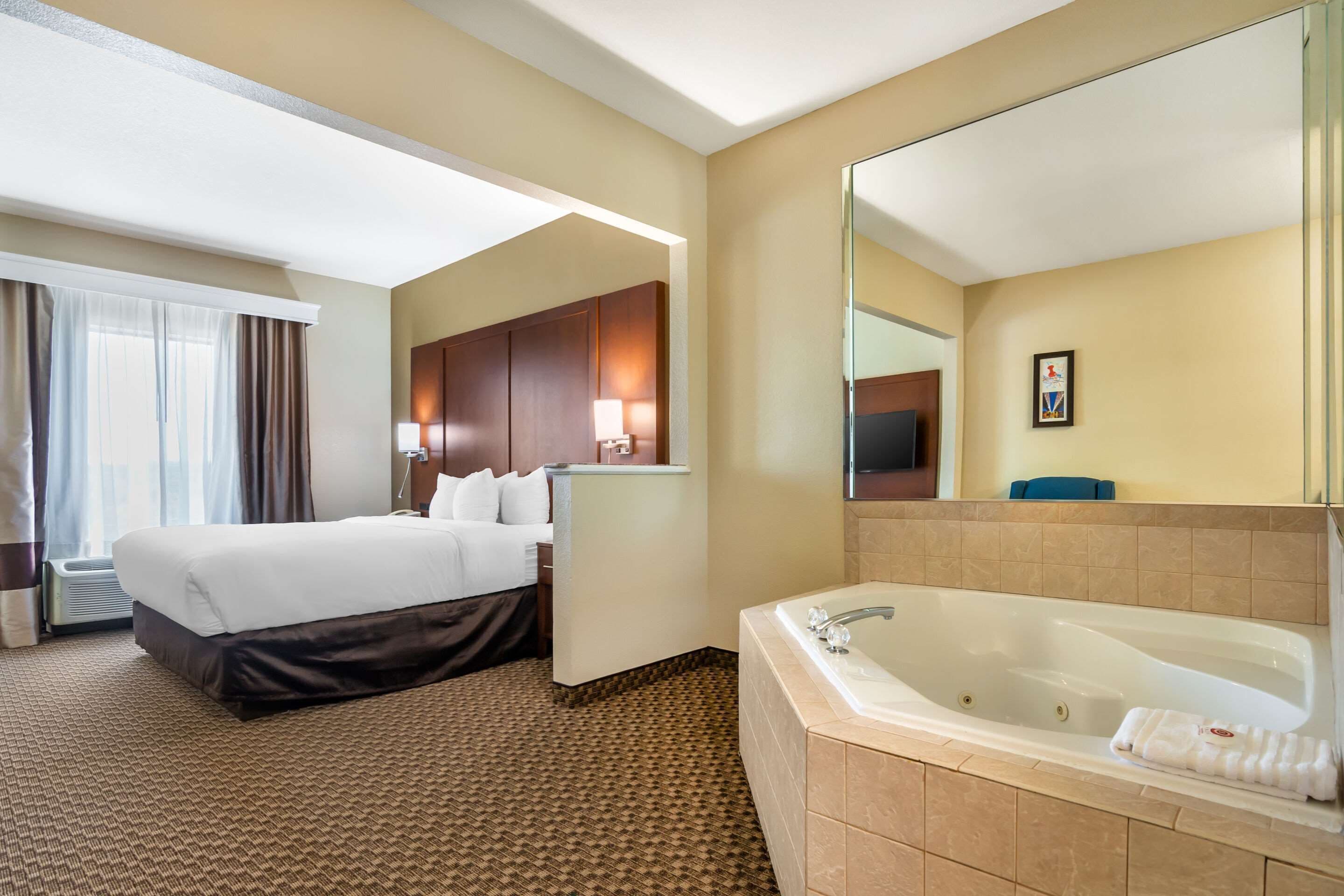 In-room safe, desk, iron/ironing board, free WiFi