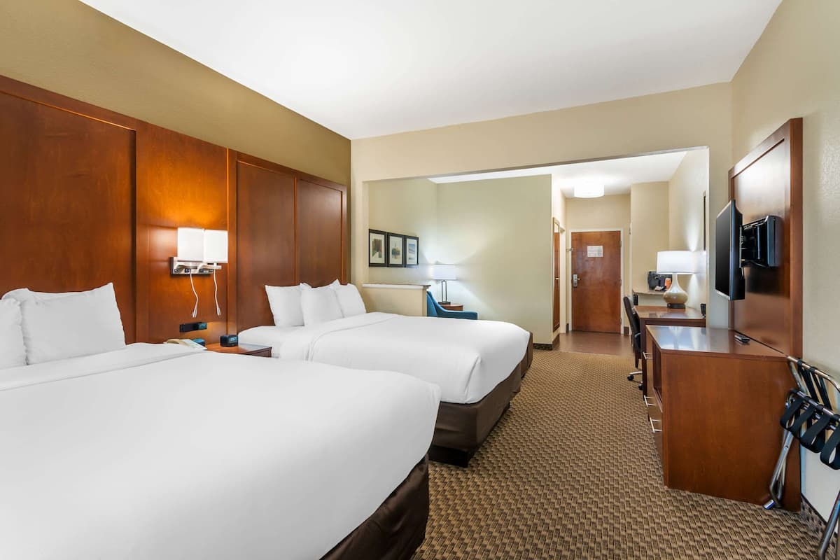 suite, non smoking | in-room safe, desk, iron/ironing board, free wifi