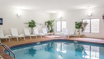 من حمّامات السباحة المغطاة