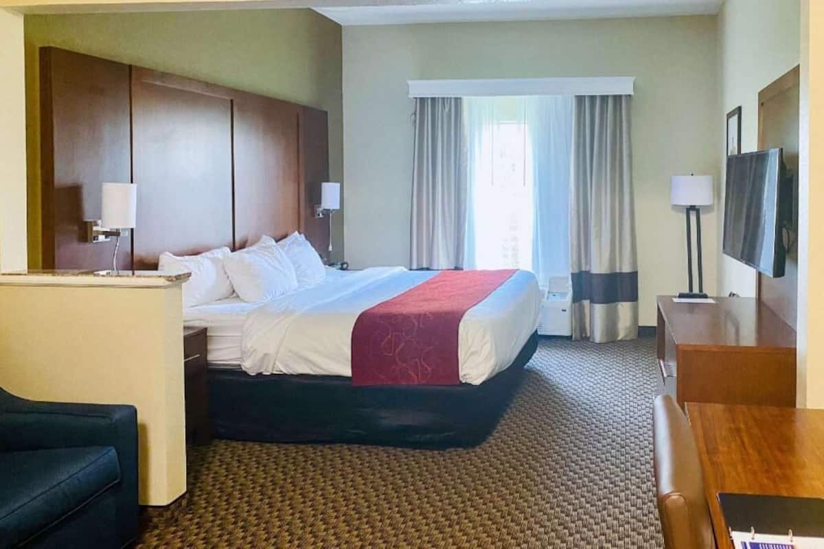 In-room safe, desk, iron/ironing board, free WiFi
