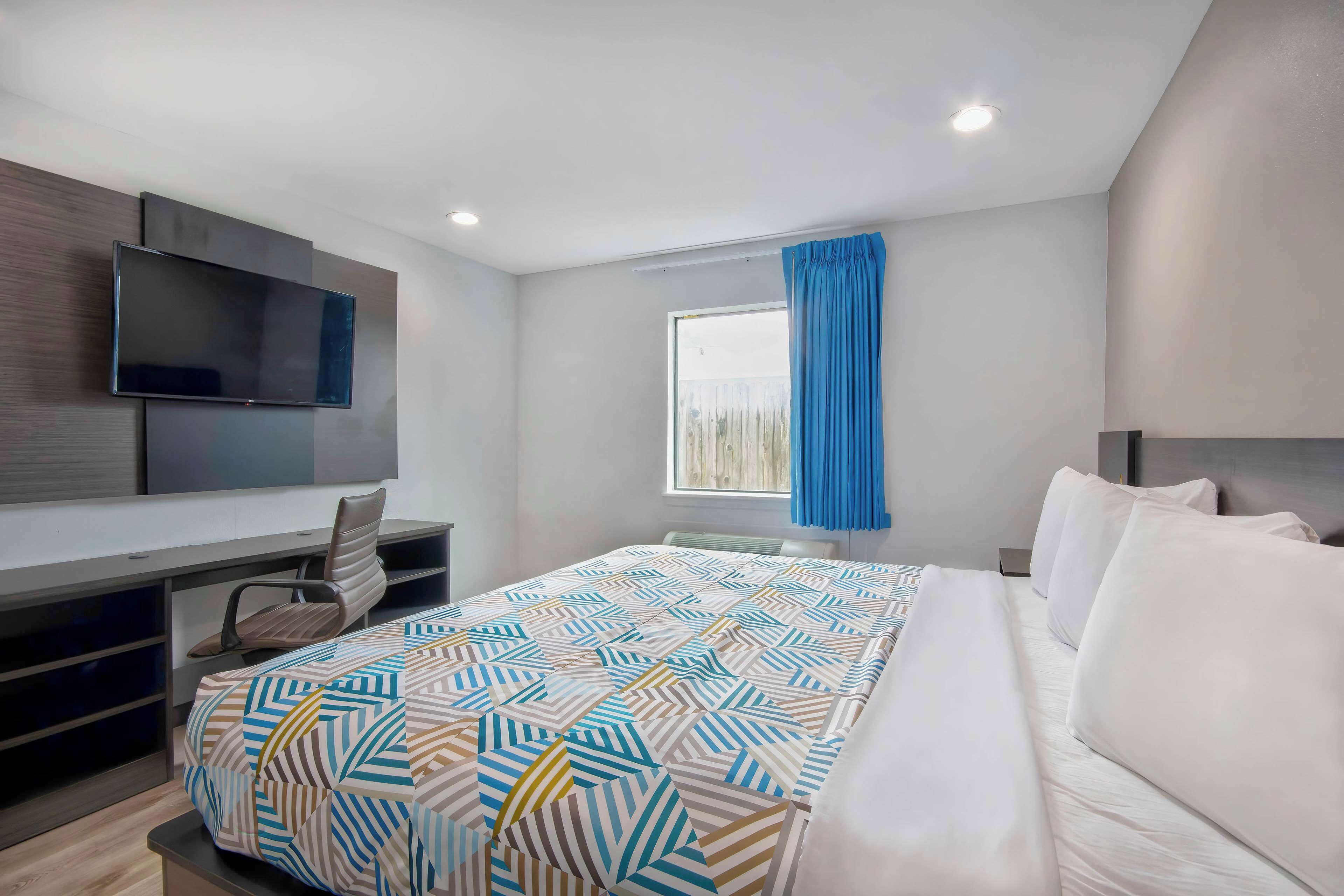 华丽套房, 1 张特大床, 吸烟房, 简易厨房 | 办公桌、免费 WiFi、床单