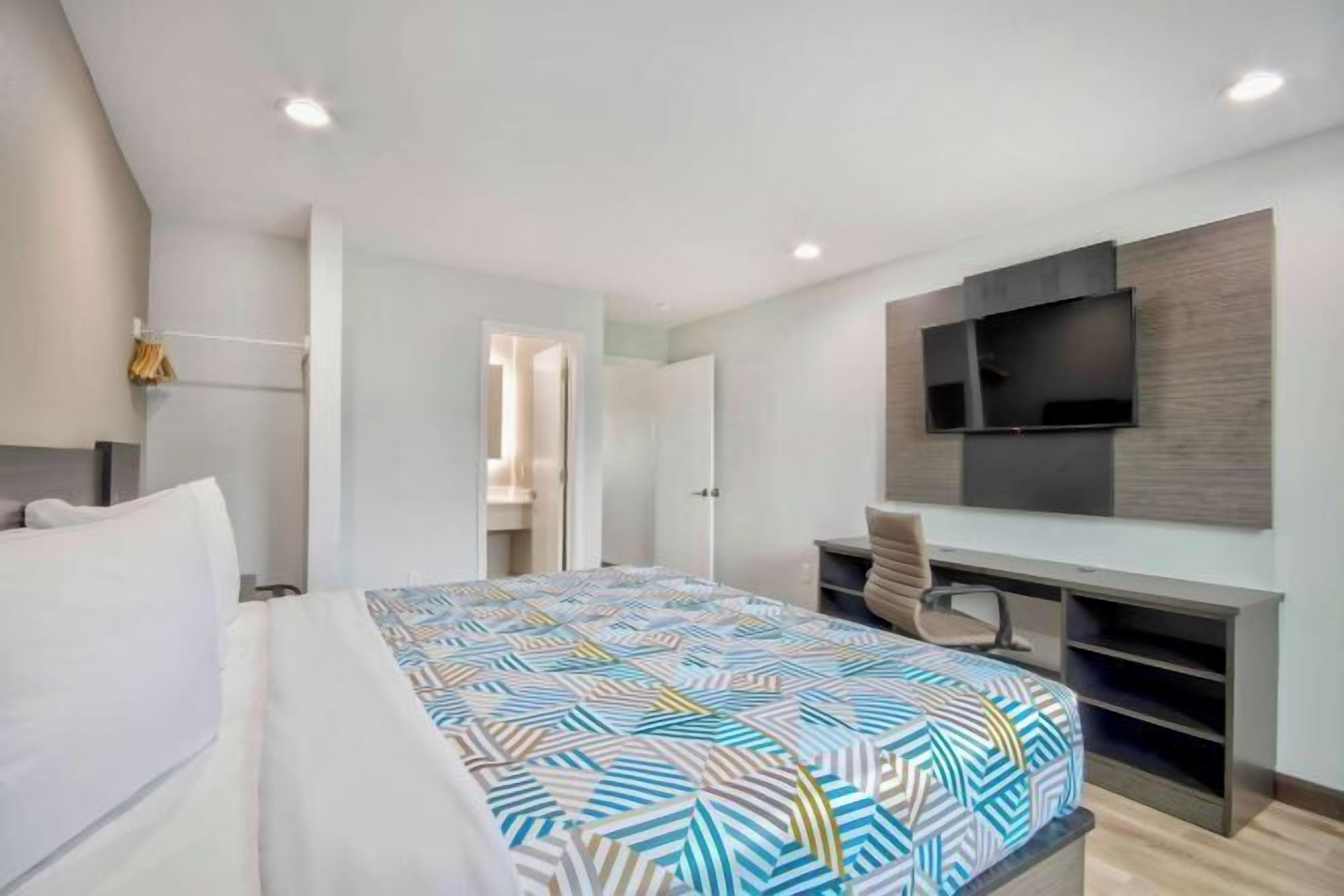 Escritorio, wifi gratis y ropa de cama 