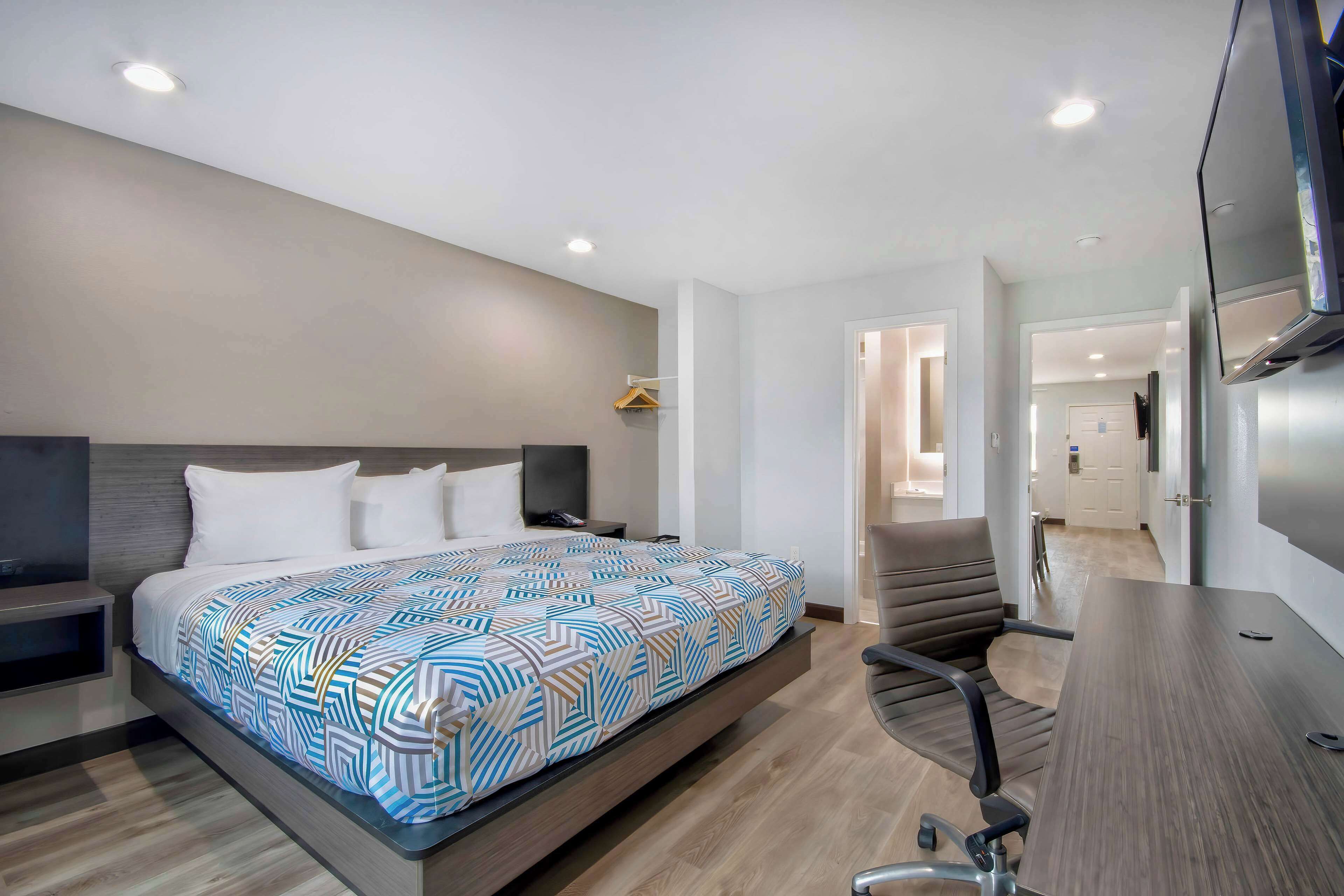 Deluxe Suite, 1 King Bed, Smoking, Kitchenette | Desk, free WiFi, bed sheets