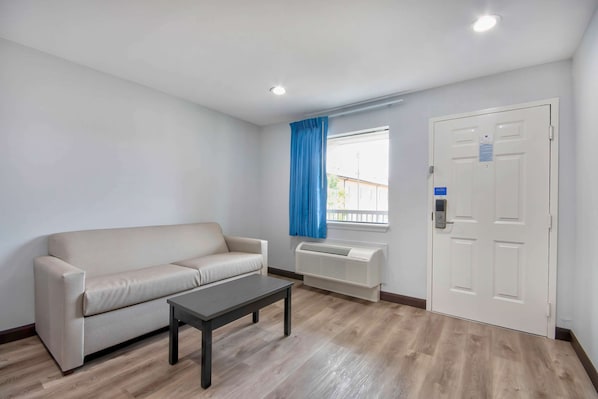 Phòng Suite Deluxe, 2 giường đôi, không hút thuốc, bếp nhỏ | Bàn, truy cập Internet không dây miễn phí, bộ trải giường 