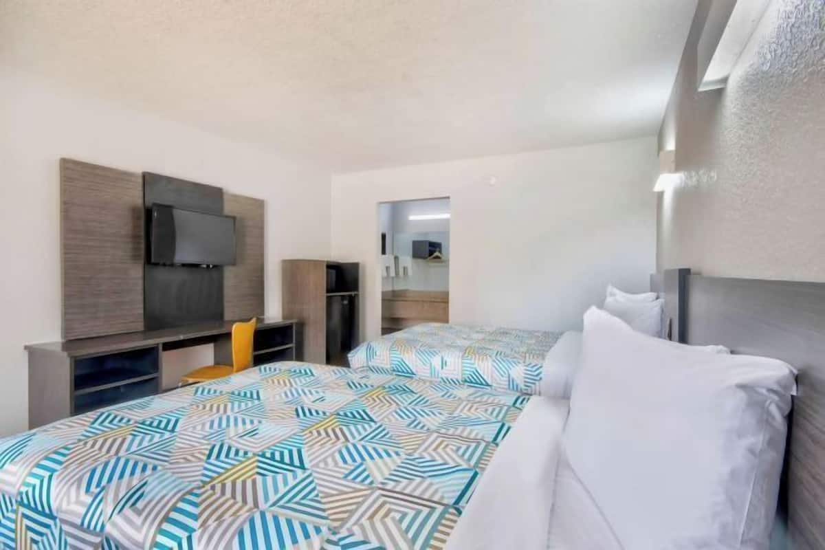 Escritorio, wifi gratis y ropa de cama