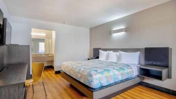 Una habitación de hotel moderna con una cama, un escritorio y una silla.