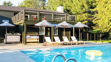 Piscine extérieure, parasols de plage, chaises longues