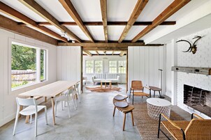 Casa de campo, 3 habitaciones | Sala de estar | Smart TV de 55 pulgadas con canales digitales 