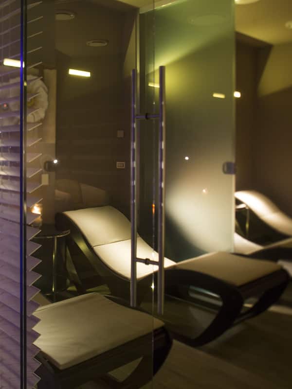 Couples treatment room(s), sauna, hot tub, steam room