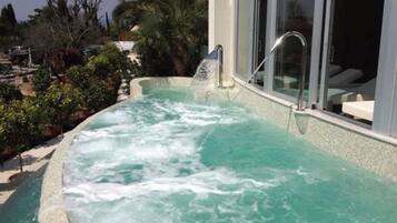 Alberca techada y alberca al aire libre por temporada