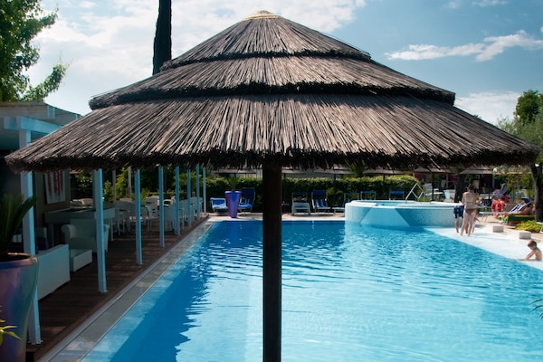 Innenpool, Außenpool (je nach Saison geöffnet), Sonnenschirme