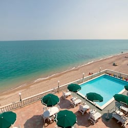 Playa privada, sillas reclinables de playa, sombrillas