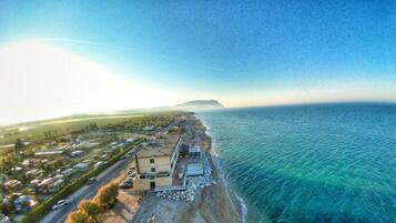 Spiaggia privata, lettini da mare, ombrelloni