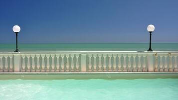 Piscina stagionale all'aperto, lettini