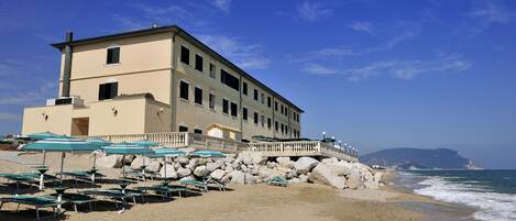 Playa privada, sillas reclinables de playa, sombrillas