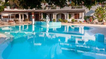 Piscina externa, espreguiçadeiras